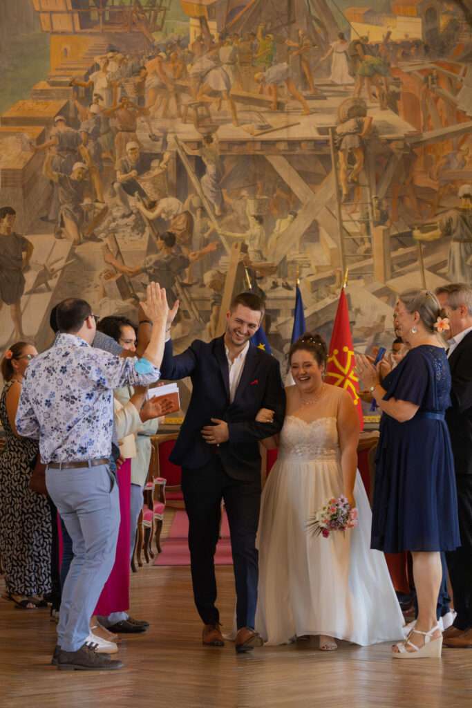 jeune couple marié toulouse capitole robe de mariée costume