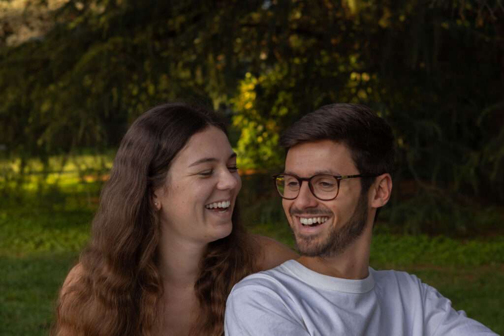 couple rit séance photo jardin de plantes Toulouse complicité