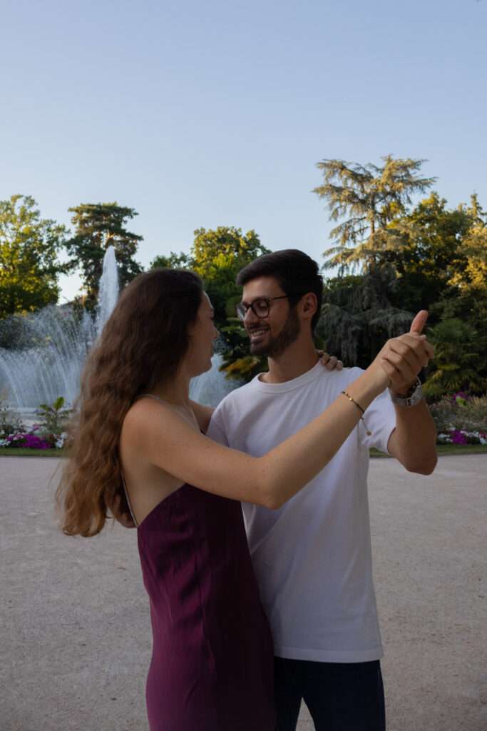 couple danse jardin des plantes Toulouse lumière naturelle