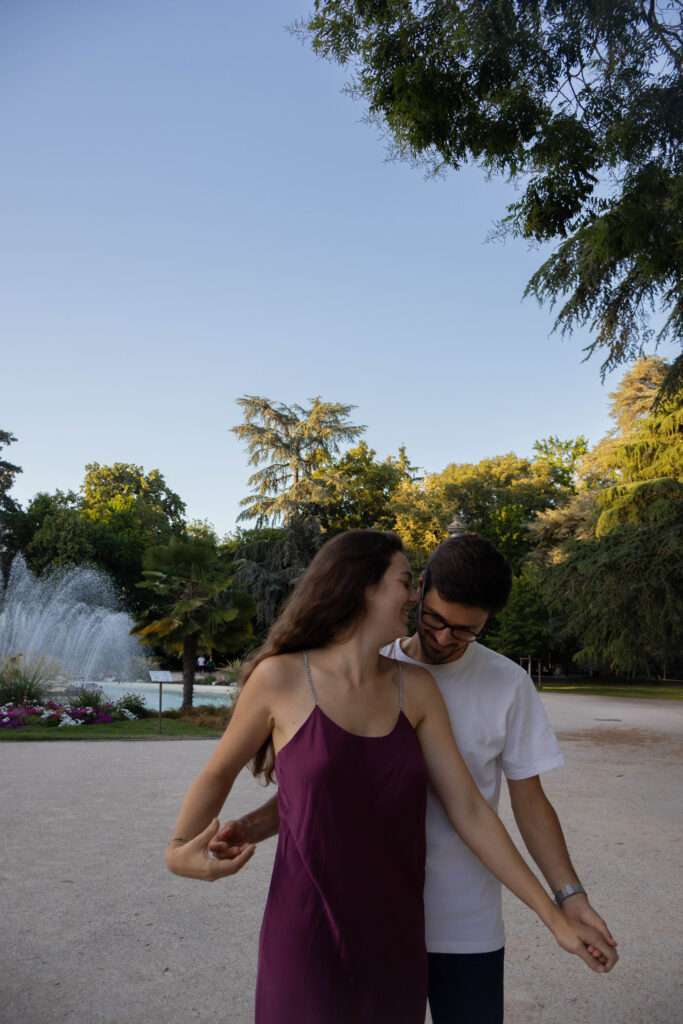 couple danse et se murmure des mots au jardin des Plantes Toulouse