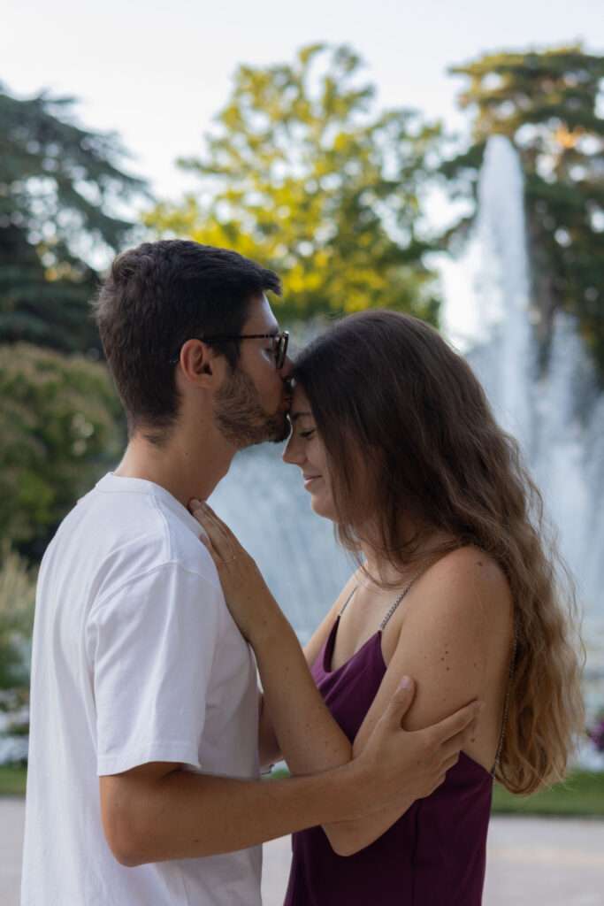 bisous sur le front couple complice jardin des plantes Toulouse eau fontaine