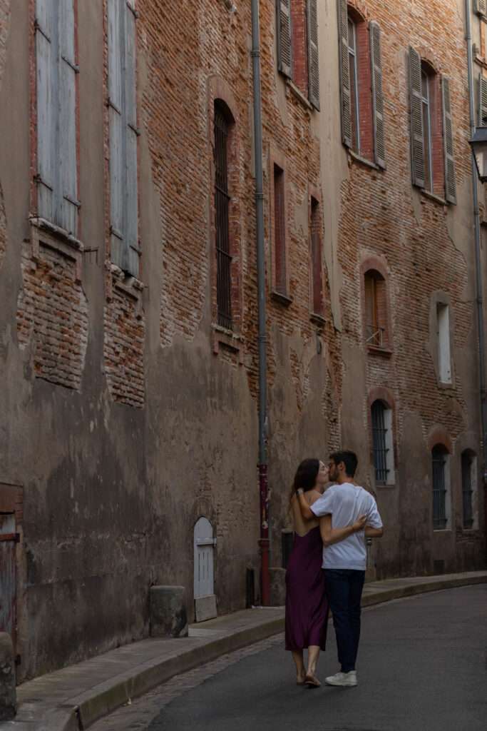 bisous amoureux rues ville rose