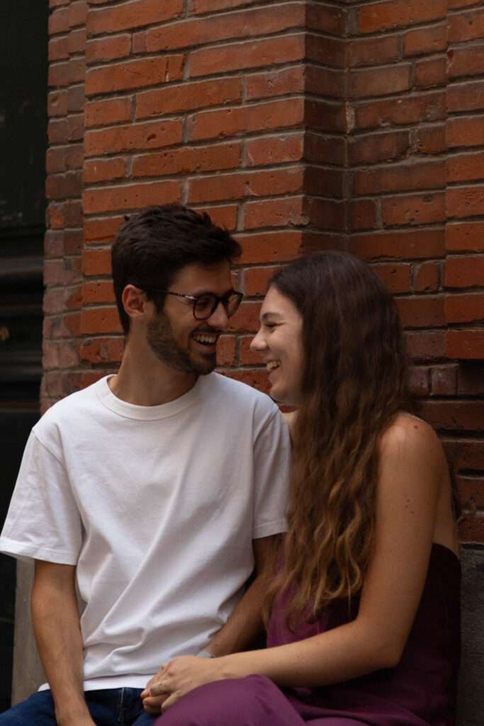 couple rit ville rose Toulouse séance photo 