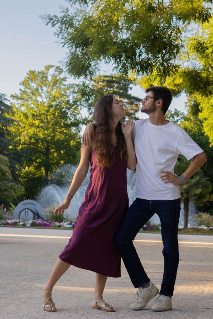 couple amour jeu jardin des plantes lumière naturelle séance photo plein air Toulouse 