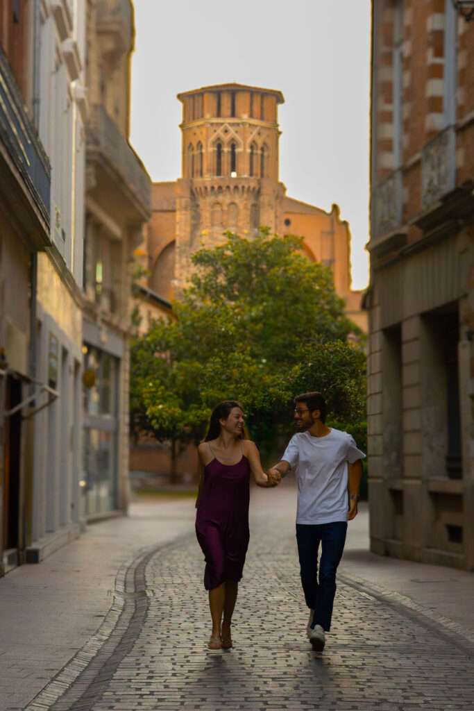 couple cours main dans la main basilique saint sernin Toulouse 