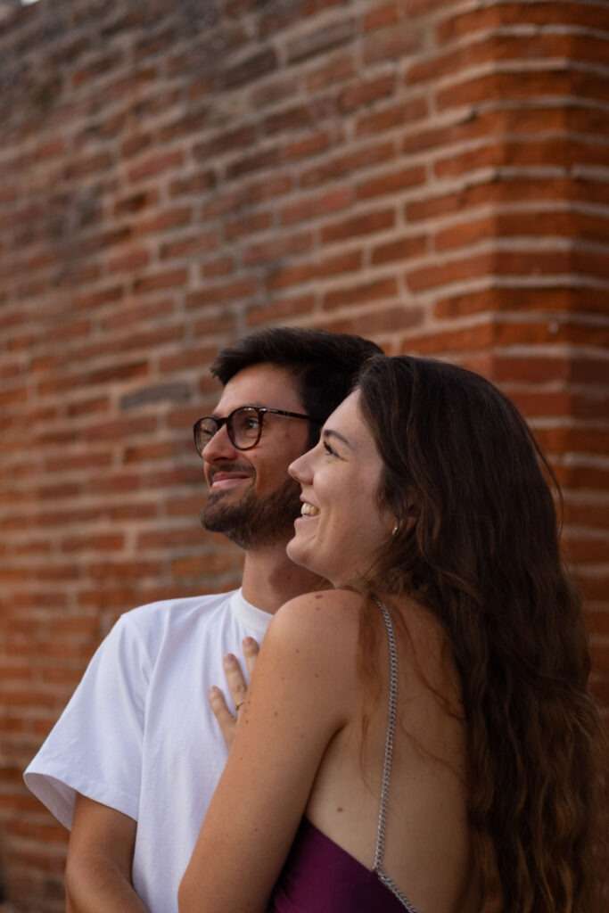 couple brique rose toulouse complicité fiancé mariage futur mariés 