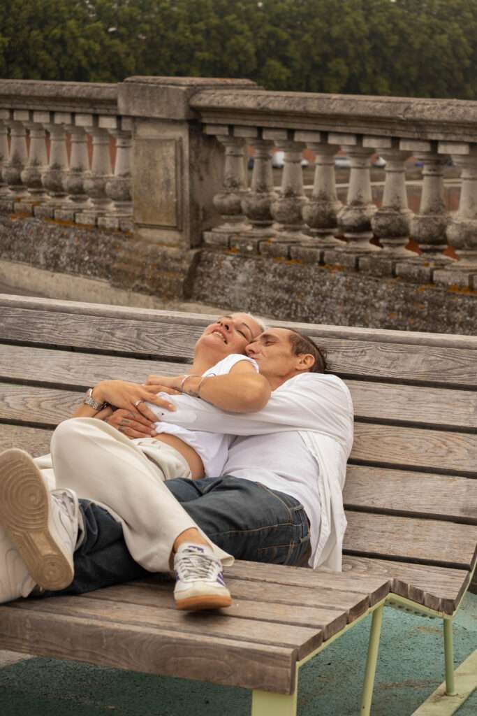 couple toulouse photo place saint-pierre amour banc complicité