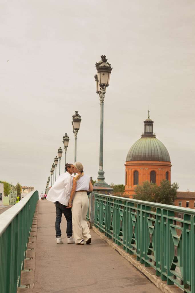 couple toulouse photo place saint-pierre amour banc complicité marche place saint-pierre