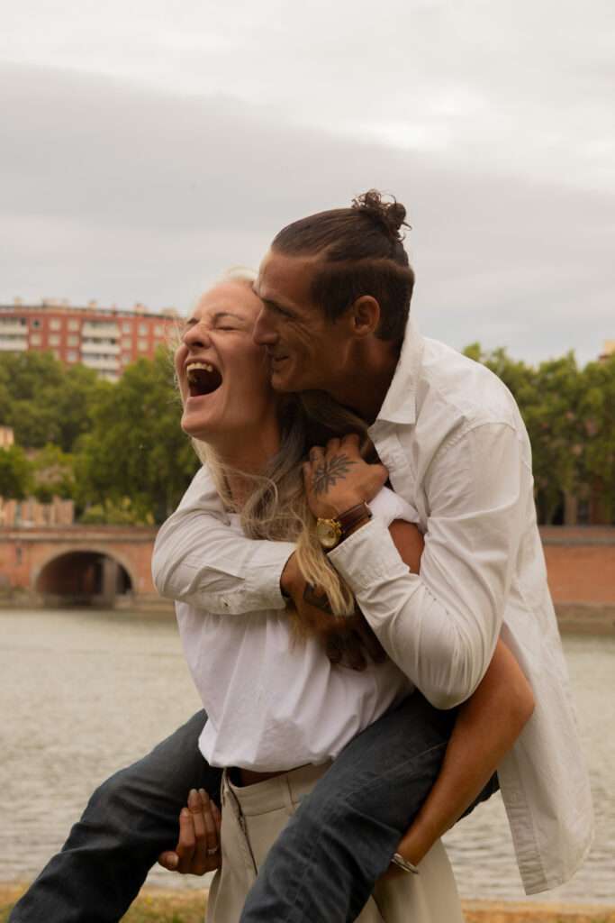 couple toulouse photo place saint-pierre amour banc complicité