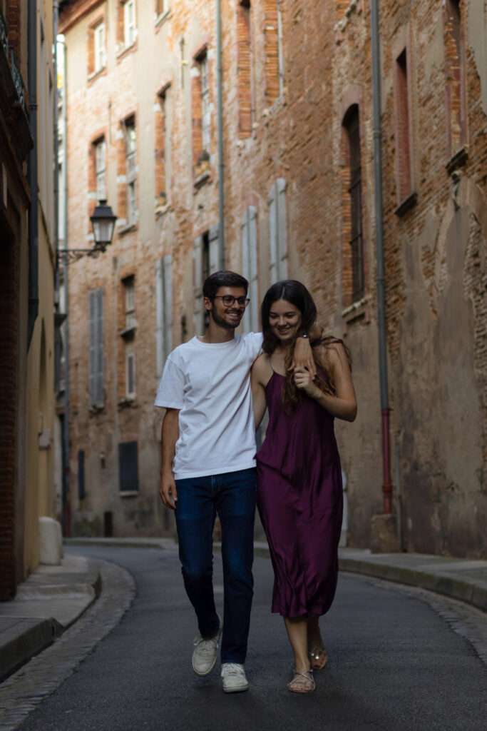 couple complice marche homme femme séance photo ville rose fiancés futurs mariés Paris