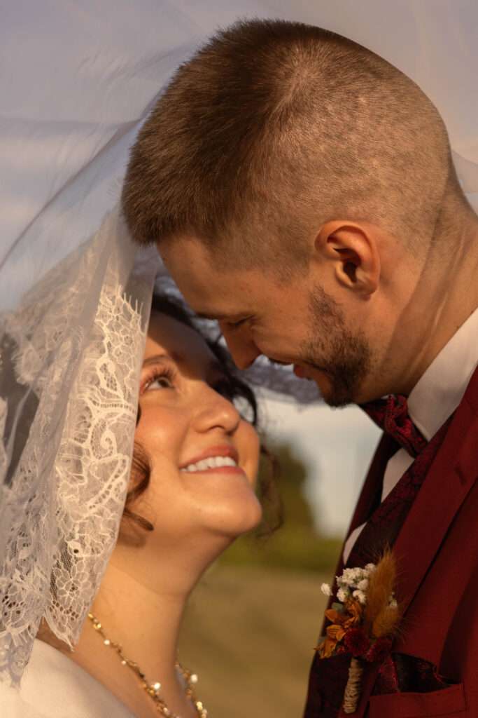 mariés photo sourire bonheur alliance robe de mariée